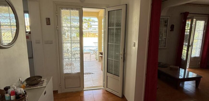 En vente une magnifique villa T5/6 avec piscine sur un terrain de 1515 m2 située en hyper centre d’Étang Salé Les Hauts
