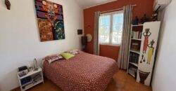 En vente une magnifique villa T5/6 avec piscine sur un terrain de 1515 m2 située en hyper centre d’Étang Salé Les Hauts