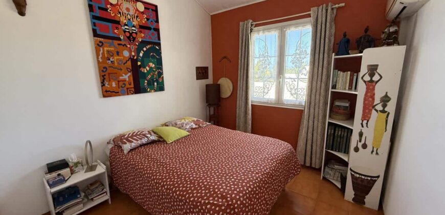 En vente une magnifique villa T5/6 avec piscine sur un terrain de 1515 m2 située en hyper centre d’Étang Salé Les Hauts