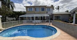 En vente une magnifique villa T5/6 avec piscine sur un terrain de 1515 m2 située en hyper centre d’Étang Salé Les Hauts