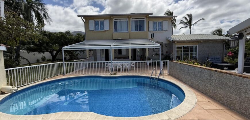 En vente une magnifique villa T5/6 avec piscine sur un terrain de 1515 m2 située en hyper centre d’Étang Salé Les Hauts