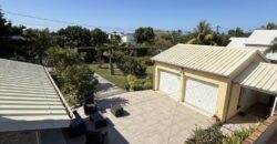 En vente une magnifique villa T5/6 avec piscine sur un terrain de 1515 m2 située en hyper centre d’Étang Salé Les Hauts
