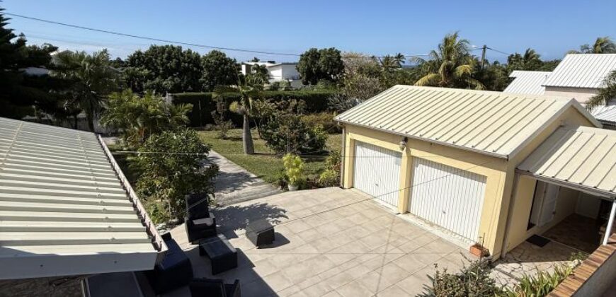En vente une magnifique villa T5/6 avec piscine sur un terrain de 1515 m2 située en hyper centre d’Étang Salé Les Hauts