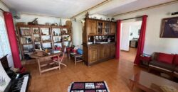 En vente une magnifique villa T5/6 avec piscine sur un terrain de 1515 m2 située en hyper centre d’Étang Salé Les Hauts