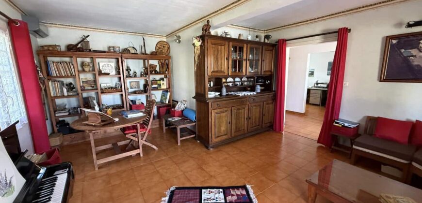 En vente une magnifique villa T5/6 avec piscine sur un terrain de 1515 m2 située en hyper centre d’Étang Salé Les Hauts