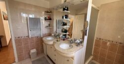 En vente une magnifique villa T5/6 avec piscine sur un terrain de 1515 m2 située en hyper centre d’Étang Salé Les Hauts