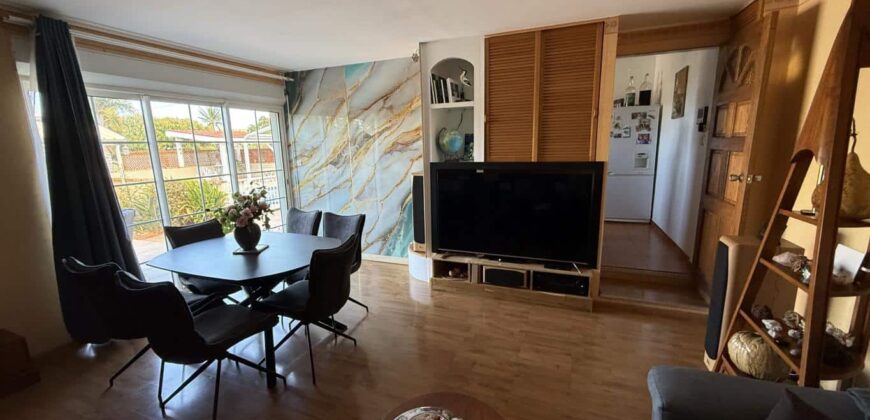 En vente une magnifique villa T5/6 avec piscine sur un terrain de 1515 m2 située en hyper centre d’Étang Salé Les Hauts