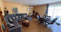 En vente une magnifique villa T5/6 avec piscine sur un terrain de 1515 m2 située en hyper centre d’Étang Salé Les Hauts