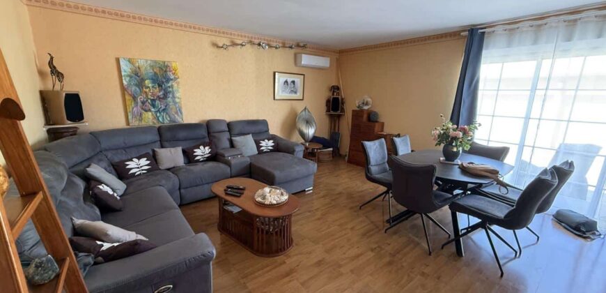 En vente une magnifique villa T5/6 avec piscine sur un terrain de 1515 m2 située en hyper centre d’Étang Salé Les Hauts