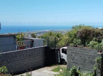 A vendre une parcelle de terrain constructible de 246m2 avec vue mer dans un environnement résidentiel calme a La Bretagne
