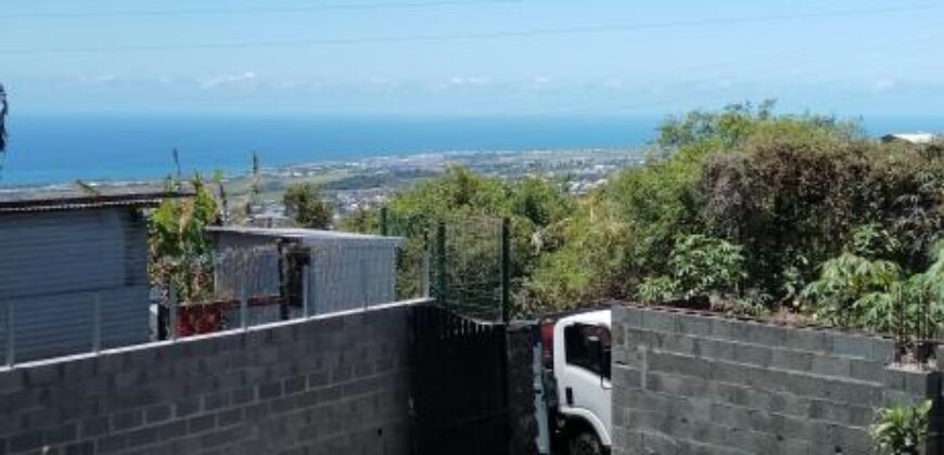 A vendre une parcelle de terrain constructible de 246m2 avec vue mer dans un environnement résidentiel calme a La Bretagne
