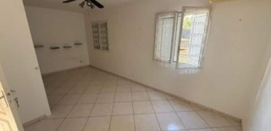 En vente un bel appartement F3/4 en rez-de-jardin d’un immeuble à La Possession