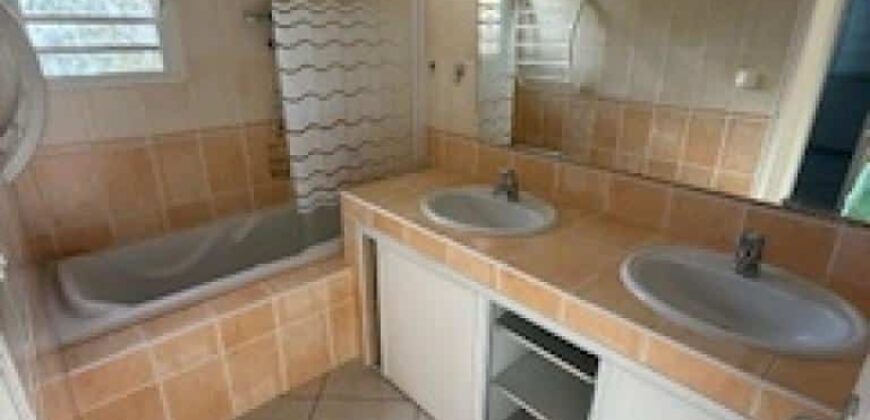 En vente un bel appartement F3/4 en rez-de-jardin d’un immeuble à La Possession