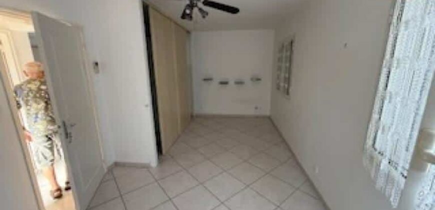 En vente un bel appartement F3/4 en rez-de-jardin d’un immeuble à La Possession