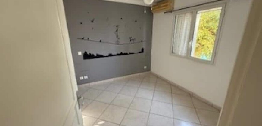 En vente un bel appartement F3/4 en rez-de-jardin d’un immeuble à La Possession