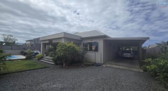 A vendre une superbe Villa F5 de 130m2 avec piscine sur un terrain de 600m2 proche des commerces à Saint André