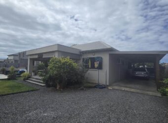 A vendre une superbe Villa F5 de 130m2 avec piscine sur un terrain de 600m2 proche des commerces à Saint André