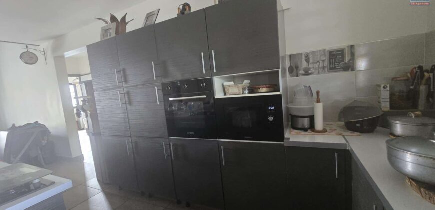 A vendre une superbe Villa F5 de 130m2 avec piscine sur un terrain de 600m2 proche des commerces à Saint André