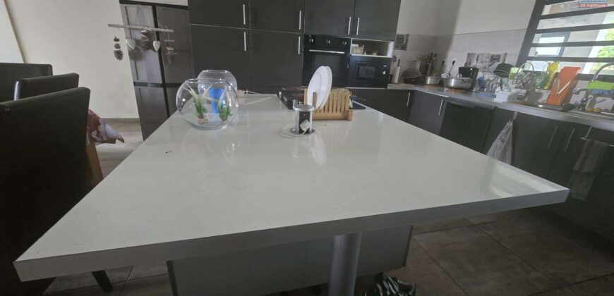 A vendre une superbe Villa F5 de 130m2 avec piscine sur un terrain de 600m2 proche des commerces à Saint André