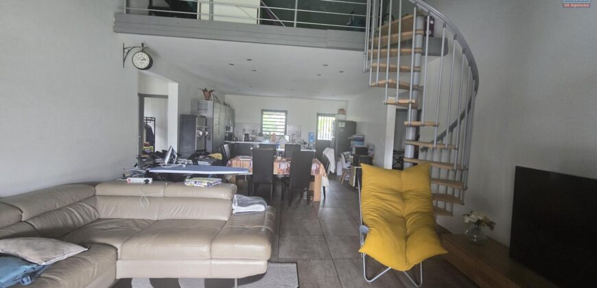 A vendre une superbe Villa F5 de 130m2 avec piscine sur un terrain de 600m2 proche des commerces à Saint André