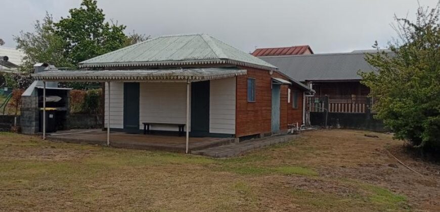 En vente un chalet cosy de 60 m² sur un terrain arboré de 2222m2 dans un environnement calme et nature à La Plaine des Cafres