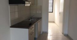Location d’un agréable appartement F2 située dans une résidence calme à Sainte Clotilde