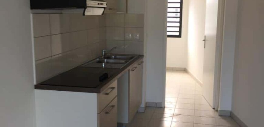 Location d’un agréable appartement F2 située dans une résidence calme à Sainte Clotilde