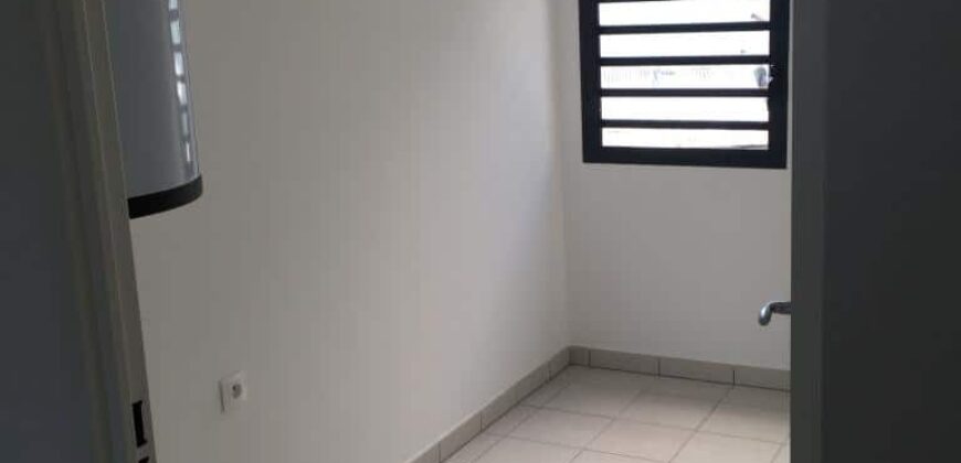 Location d’un agréable appartement F2 située dans une résidence calme à Sainte Clotilde