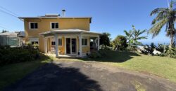 À vendre grande maison F8 en R+1 de 155 m² sur un terrain plat et arboré de 1004 m² située au centre d’Étang-Salé les Hauts