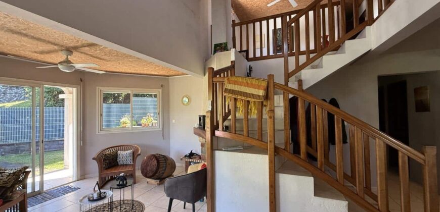 À vendre grande maison F8 en R+1 de 155 m² sur un terrain plat et arboré de 1004 m² située au centre d’Étang-Salé les Hauts
