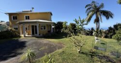 À vendre grande maison F8 en R+1 de 155 m² sur un terrain plat et arboré de 1004 m² située au centre d’Étang-Salé les Hauts