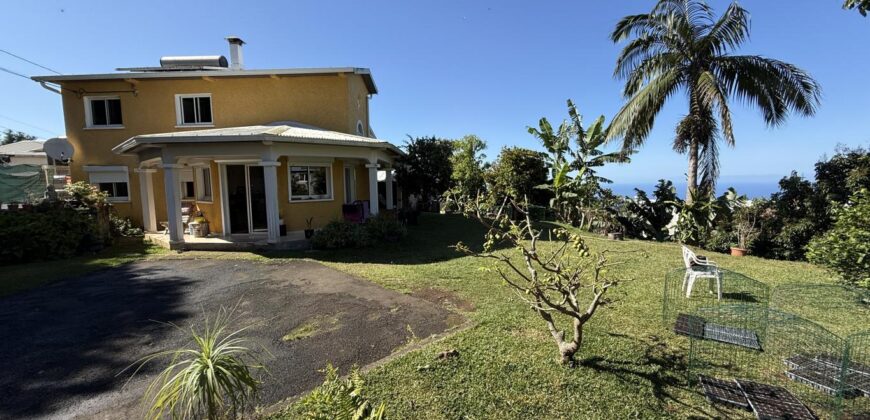 À vendre grande maison F8 en R+1 de 155 m² sur un terrain plat et arboré de 1004 m² située au centre d’Étang-Salé les Hauts