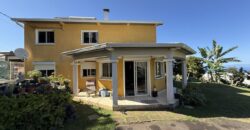 À vendre grande maison F8 en R+1 de 155 m² sur un terrain plat et arboré de 1004 m² située au centre d’Étang-Salé les Hauts