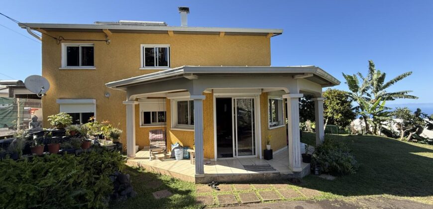 À vendre grande maison F8 en R+1 de 155 m² sur un terrain plat et arboré de 1004 m² située au centre d’Étang-Salé les Hauts