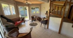 À vendre grande maison F8 en R+1 de 155 m² sur un terrain plat et arboré de 1004 m² située au centre d’Étang-Salé les Hauts