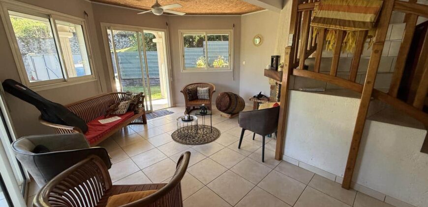 À vendre grande maison F8 en R+1 de 155 m² sur un terrain plat et arboré de 1004 m² située au centre d’Étang-Salé les Hauts