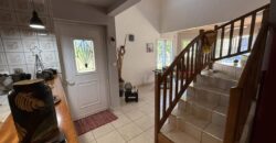 À vendre grande maison F8 en R+1 de 155 m² sur un terrain plat et arboré de 1004 m² située au centre d’Étang-Salé les Hauts