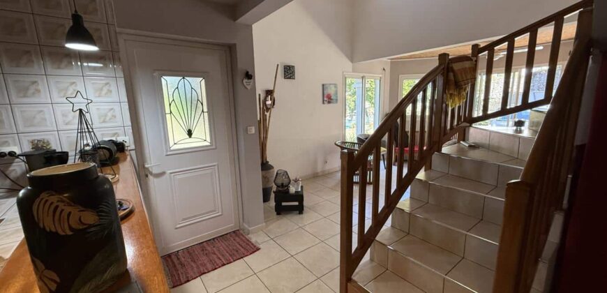 À vendre grande maison F8 en R+1 de 155 m² sur un terrain plat et arboré de 1004 m² située au centre d’Étang-Salé les Hauts