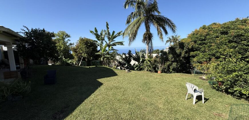 À vendre grande maison F8 en R+1 de 155 m² sur un terrain plat et arboré de 1004 m² située au centre d’Étang-Salé les Hauts