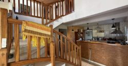 À vendre grande maison F8 en R+1 de 155 m² sur un terrain plat et arboré de 1004 m² située au centre d’Étang-Salé les Hauts