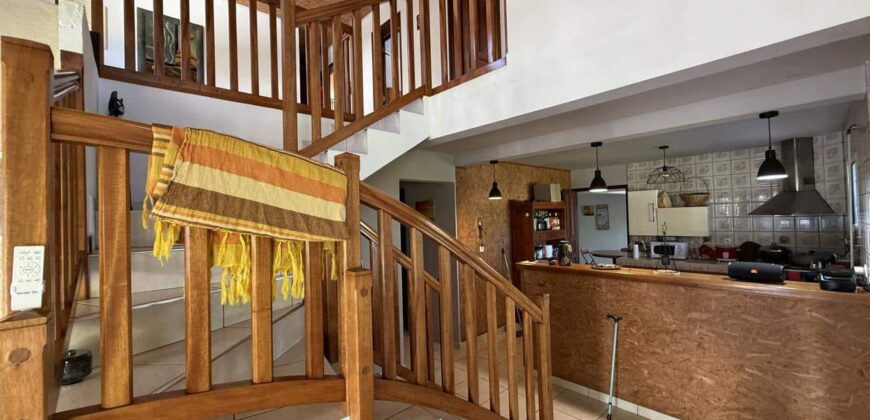 À vendre grande maison F8 en R+1 de 155 m² sur un terrain plat et arboré de 1004 m² située au centre d’Étang-Salé les Hauts
