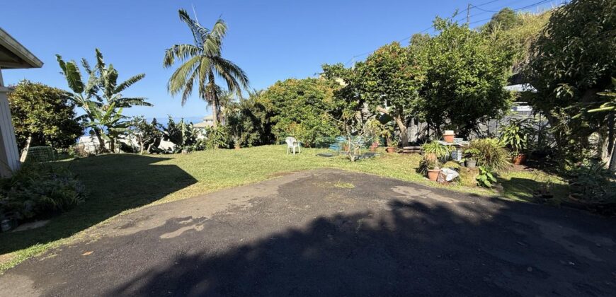 À vendre grande maison F8 en R+1 de 155 m² sur un terrain plat et arboré de 1004 m² située au centre d’Étang-Salé les Hauts