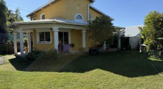 À vendre grande maison F8 en R+1 de 155 m² sur un terrain plat et arboré de 1004 m² située au centre d’Étang-Salé les Hauts