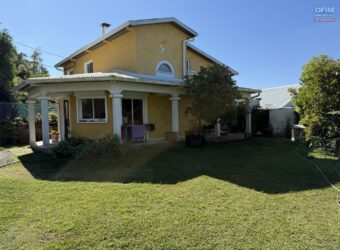 À vendre grande maison F8 en R+1 de 155 m² sur un terrain plat et arboré de 1004 m² située au centre d’Étang-Salé les Hauts