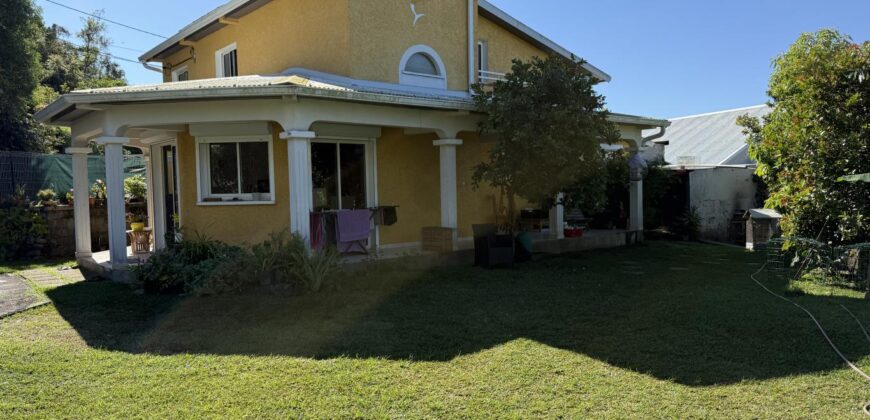 À vendre grande maison F8 en R+1 de 155 m² sur un terrain plat et arboré de 1004 m² située au centre d’Étang-Salé les Hauts