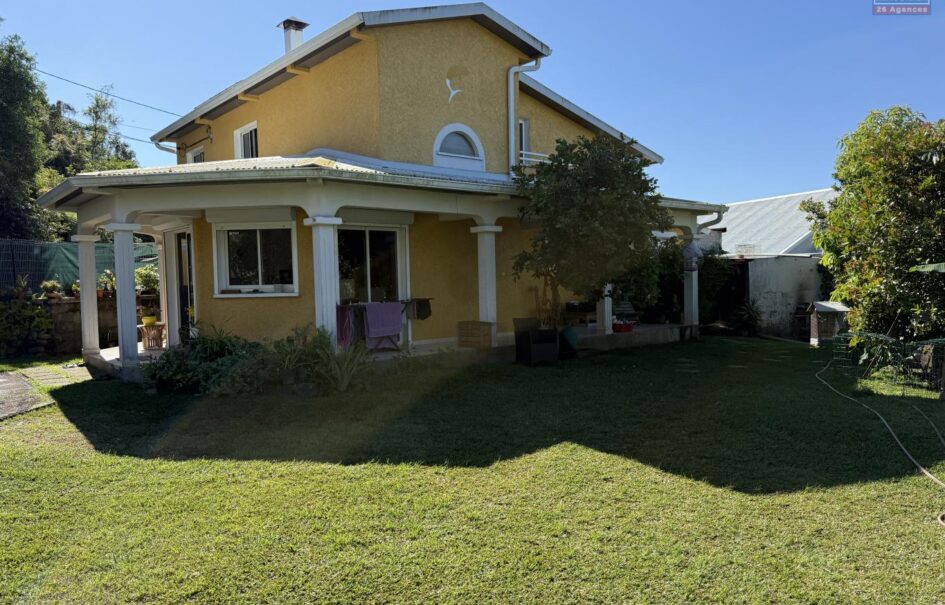 À vendre grande maison F8 en R+1 de 155 m² sur un terrain plat et arboré de 1004 m² située au centre d’Étang-Salé les Hauts