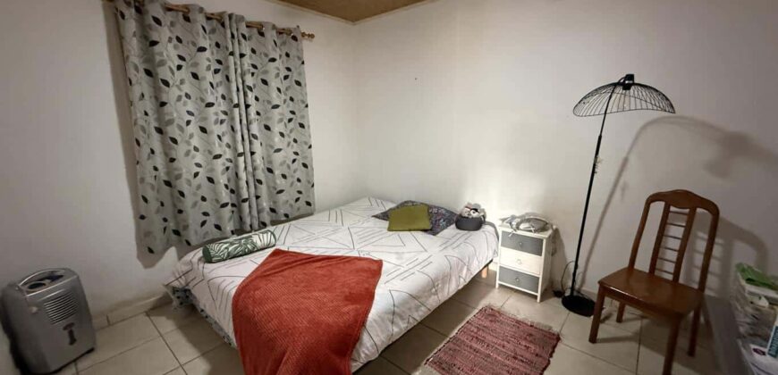 À vendre grande maison F8 en R+1 de 155 m² sur un terrain plat et arboré de 1004 m² située au centre d’Étang-Salé les Hauts