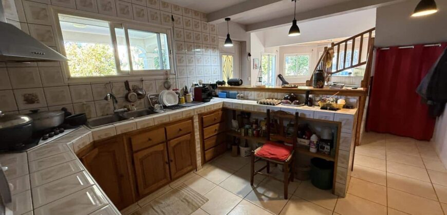 À vendre grande maison F8 en R+1 de 155 m² sur un terrain plat et arboré de 1004 m² située au centre d’Étang-Salé les Hauts