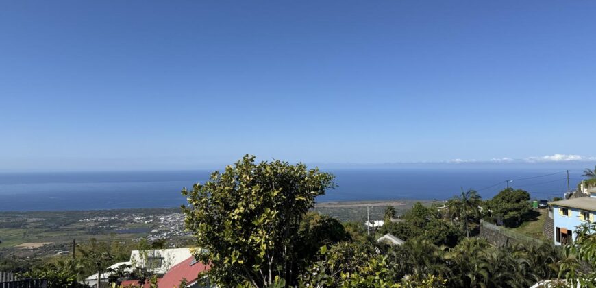 À vendre grande maison F8 en R+1 de 155 m² sur un terrain plat et arboré de 1004 m² située au centre d’Étang-Salé les Hauts
