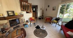 À vendre grande maison F8 en R+1 de 155 m² sur un terrain plat et arboré de 1004 m² située au centre d’Étang-Salé les Hauts